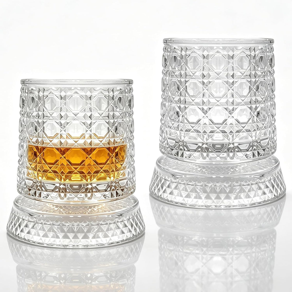 Zwei drehbare Whiskygläser in Kristalloptik auf beleuchteten Untersetzern