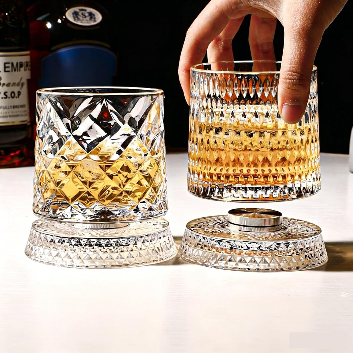Drehbares Whiskyglas mit abnehmbarem beleuchtetem Untersetzer